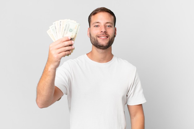 Bel homme avec des billets en dollars