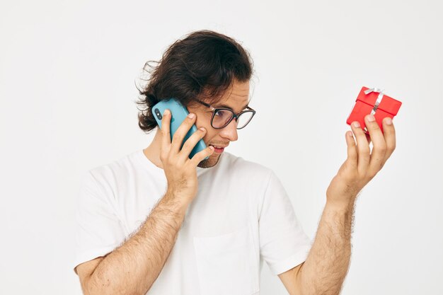 Bel homme Boîte cadeau rouge communication téléphonique Style de vie inchangé
