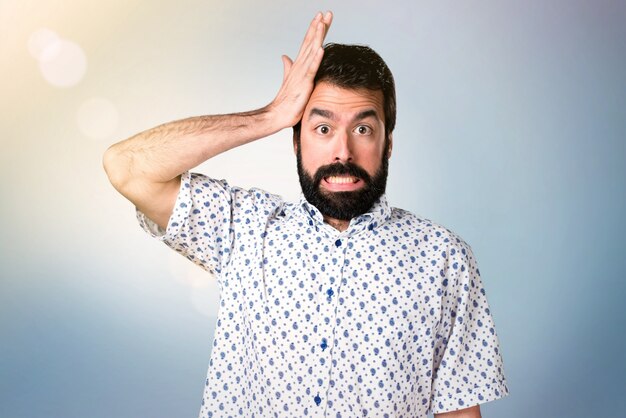 Bel homme brune avec une barbe ayant des doutes