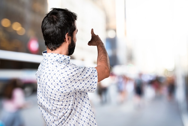 Bel homme brune avec une barbe pointant vers l&#39;arrière