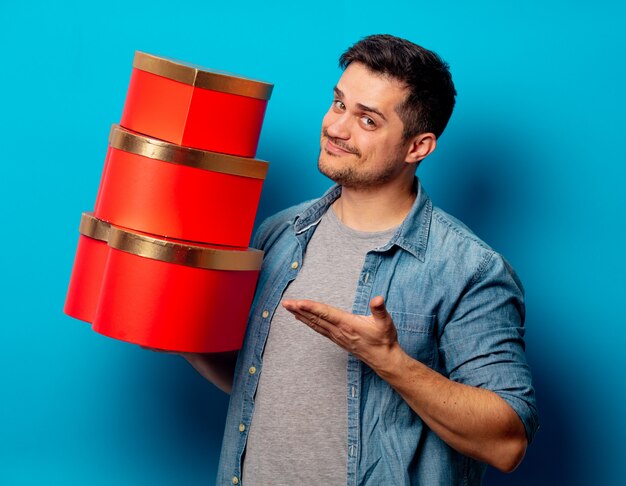 Bel homme avec des cadeaux rouges