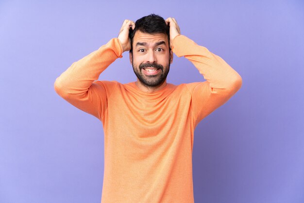 Bel homme caucasien frustré et prend les mains sur la tête