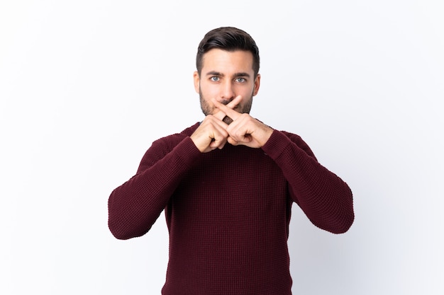 Bel homme caucasien sur mur blanc