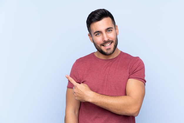 Bel homme caucasien sur mur bleu