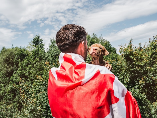 Bel homme et un charmant chiot. Fermer