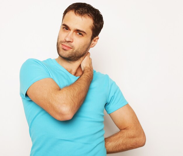 Bel homme en chemise bleue