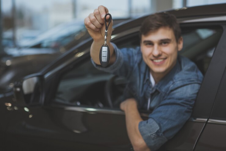 Bel homme choisissant nouvelle voiture à acheter