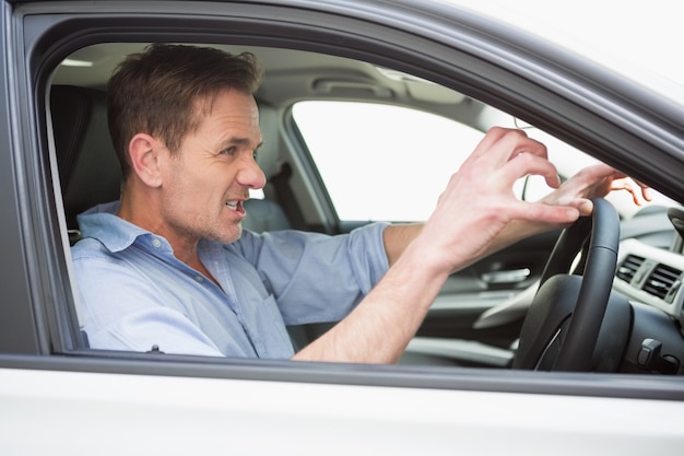 Bel homme connaissant la rage au volant