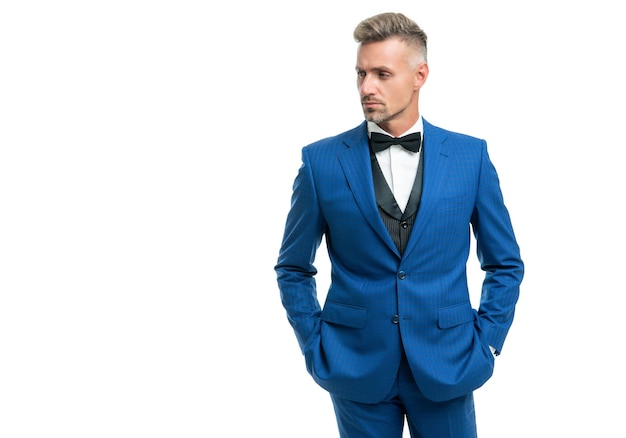 Bel homme en costume bleu noeud papillon leader en tux espace de copie de vêtements de cérémonie