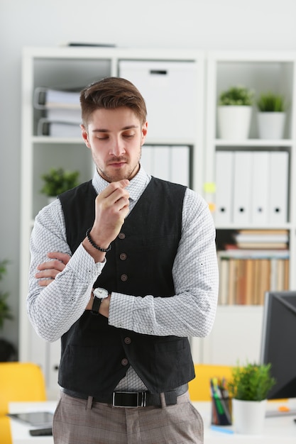 Bel homme en costume et cravate stand in office