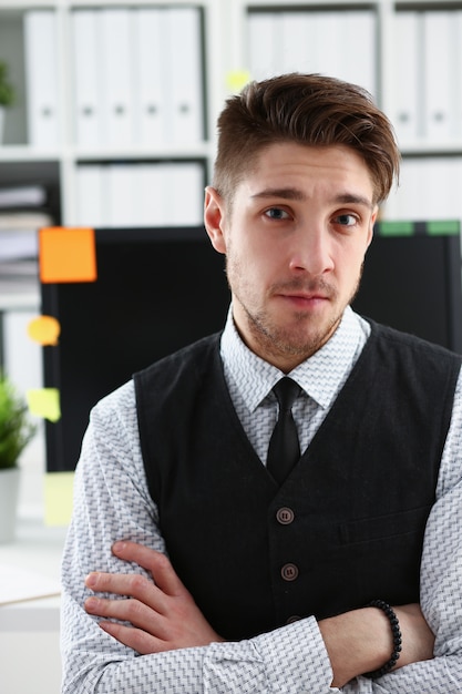 Bel homme en costume et cravate stand in office