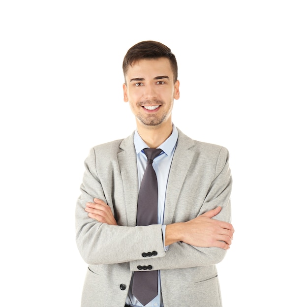 Bel homme en costume élégant sur fond blanc