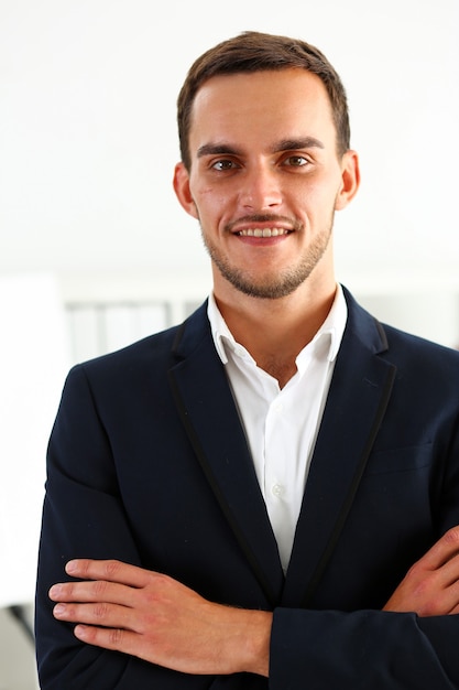 Bel homme en costume regarde à huis clos