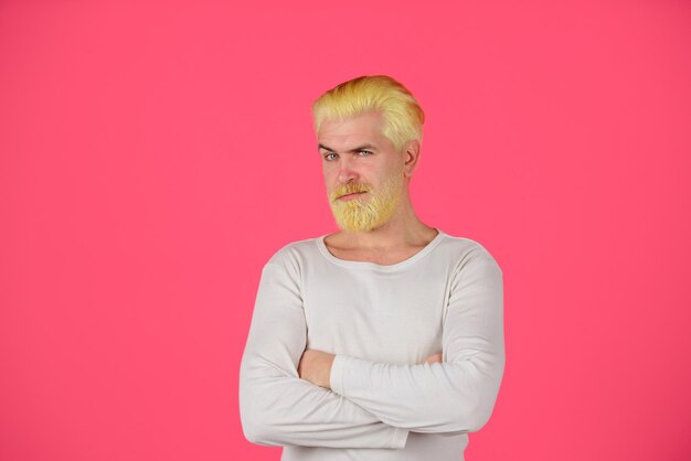 Bel homme avec une coupe de cheveux élégante homme barbu aux cheveux blonds teints blond hipster guy moderne