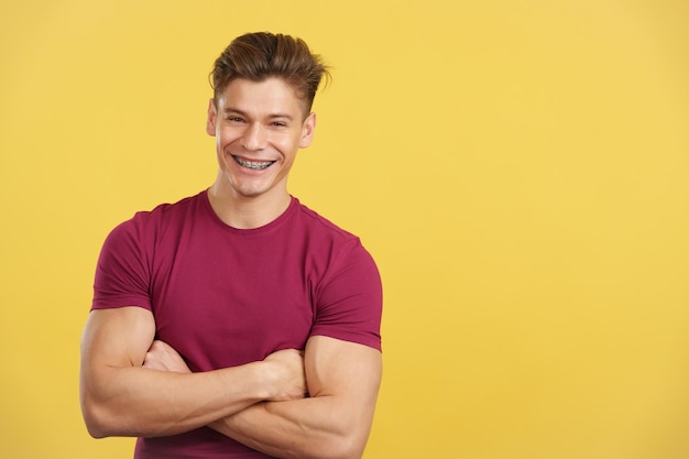 Bel homme avec des crochets souriant à la caméra