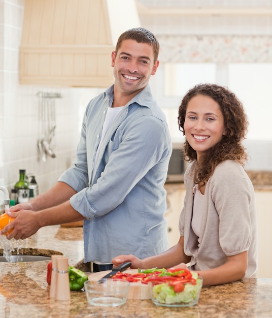 Bel homme cuisine avec sa petite amie