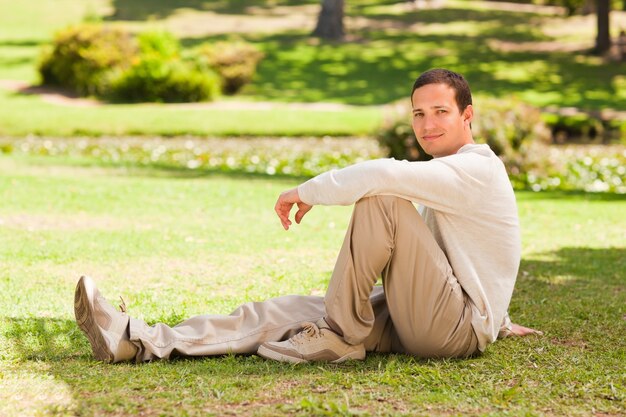 Bel homme dans le parc