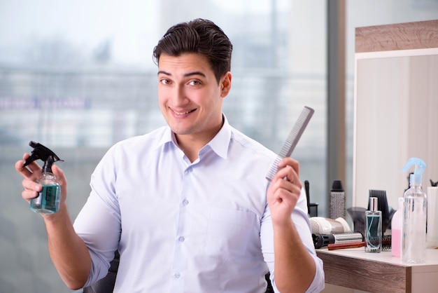 Bel homme dans un salon de beauté