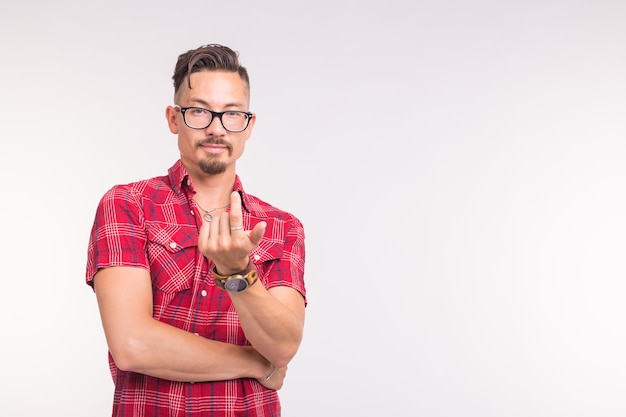 Bel homme debout et invite à lui-même isolé sur blanc