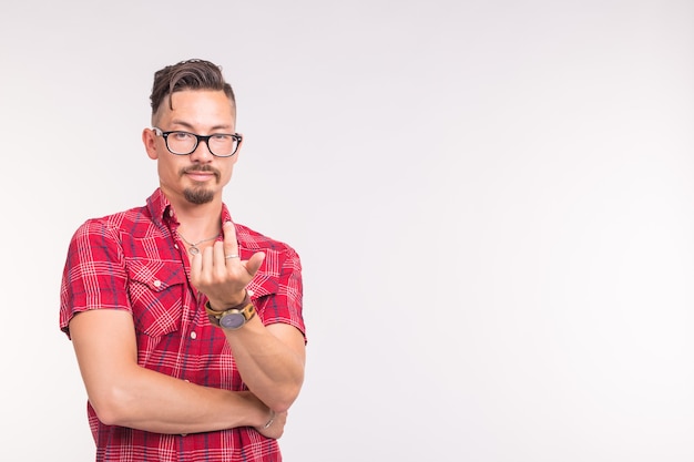 Bel homme debout et s'invite à lui-même isolé sur fond blanc avec espace de copie.