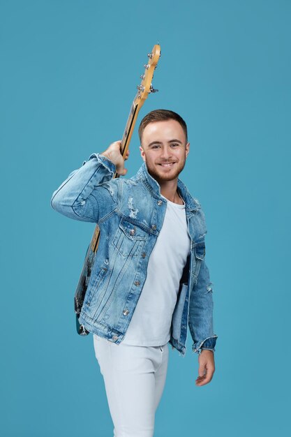 Bel homme en denim avec guitare