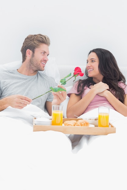 Bel homme donnant une rose à sa femme