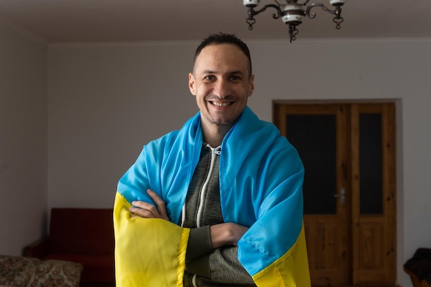 Bel homme avec le drapeau de l'Ukraine à la maison.