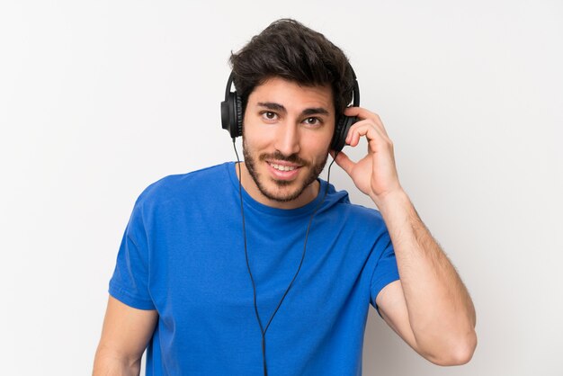 Bel homme écoutant de la musique avec des écouteurs