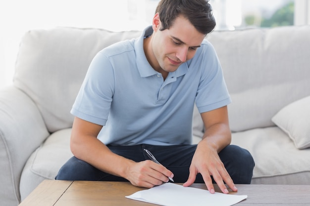 Bel homme écrivant sur un papier