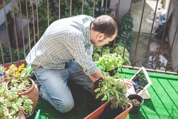 bel homme élégant jardinage