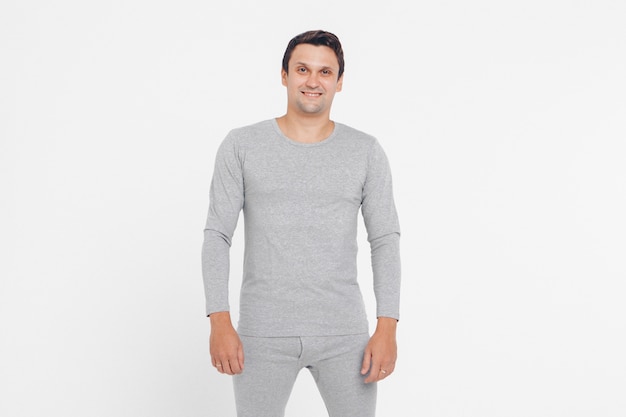 Bel Homme Exhibe Des Vêtements Gris Sur Fond Blanc