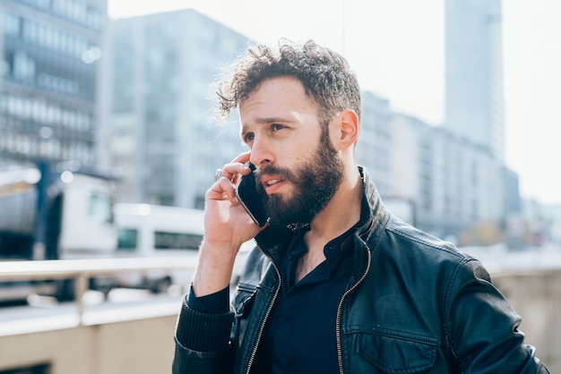 bel homme à l&#39;extérieur