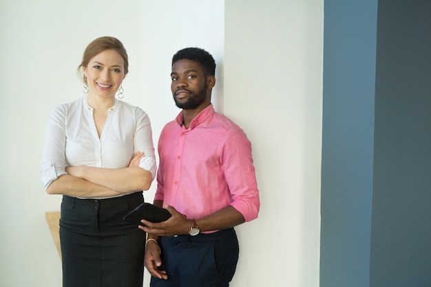 bel homme et femme avec tablette au bureau