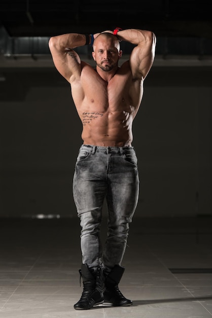 Bel homme, flexion des muscles