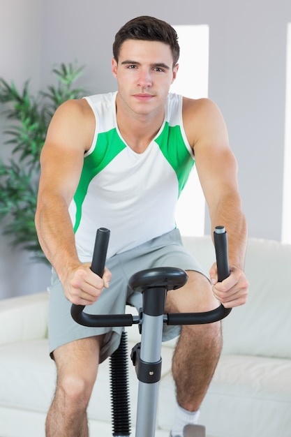 Bel homme de formation sur un vélo d&#39;exercice