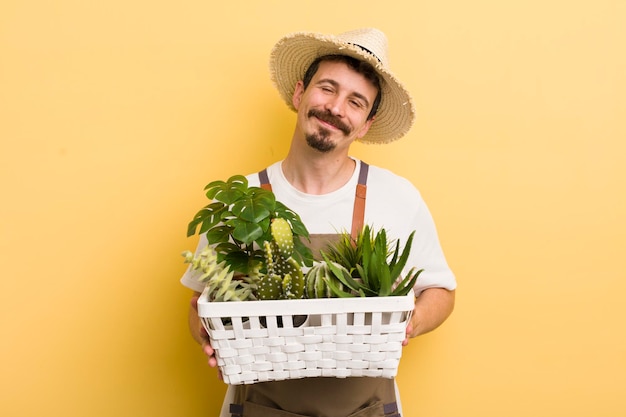 Bel homme garder avec des plantes