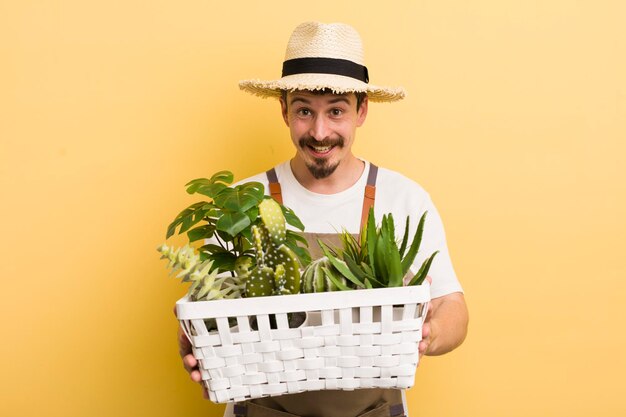 Bel homme garder avec des plantes