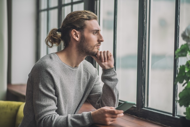 Bel homme en gris à la détente