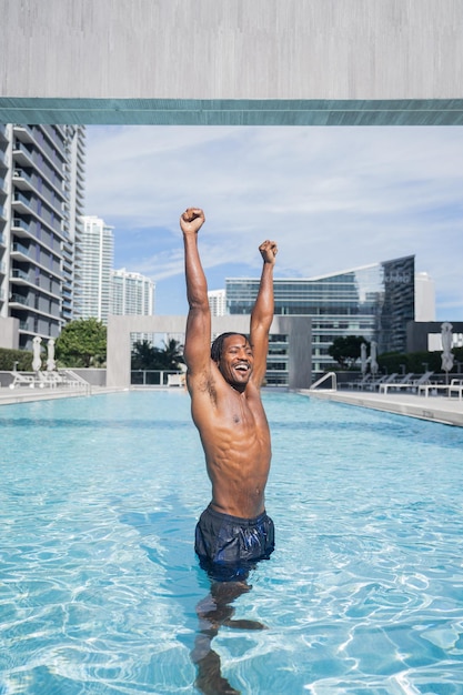 Bel homme heureux dans la piscine