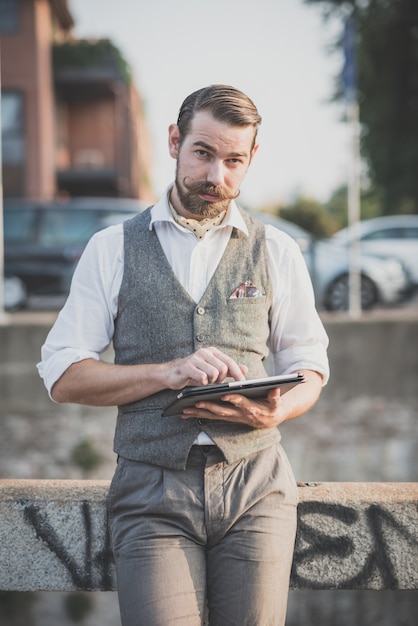 bel homme de hipster de grosse moustache