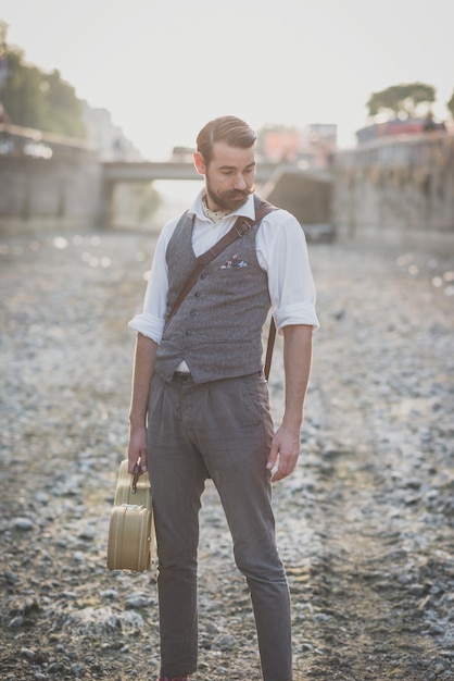 bel homme de hipster de grosse moustache