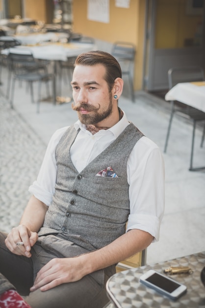 bel homme de hipster de grosse moustache