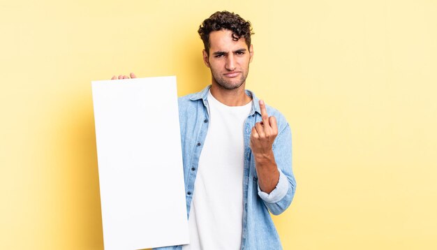 Bel homme hispanique se sentant en colère, agacé, rebelle et agressif. concept de toile vide