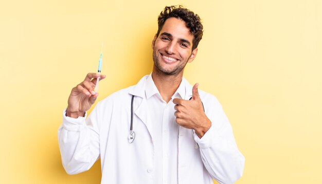 Bel homme hispanique se sentant fier, souriant positivement avec le médecin et le concept srynge