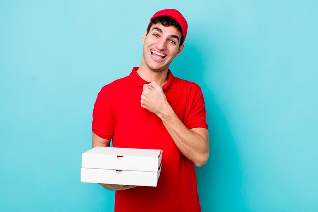 Bel homme hispanique se sentant heureux et faisant face à un défi ou célébrant le concept de pizza de livraison