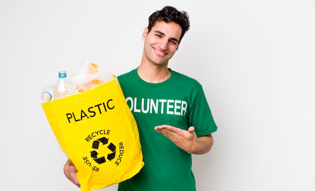 Bel homme hispanique souriant joyeusement se sentant heureux et montrant un concept concept d'écologie