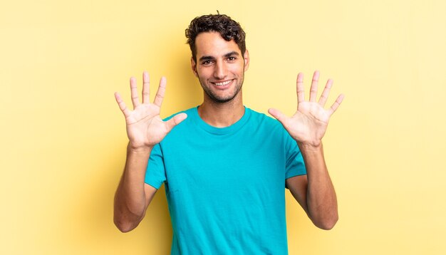 Bel homme hispanique souriant et semblant amical, montrant le numéro dix