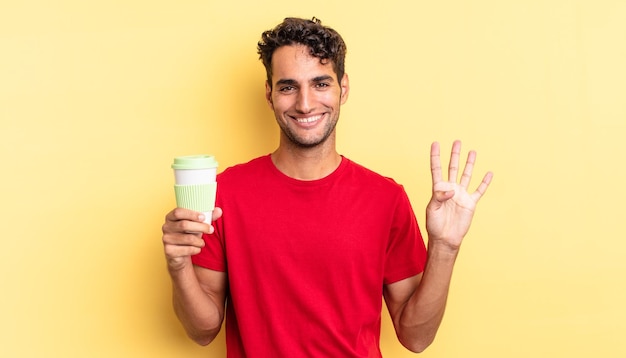 Bel homme hispanique souriant et sympathique montrant le concept de café à emporter numéro quatre