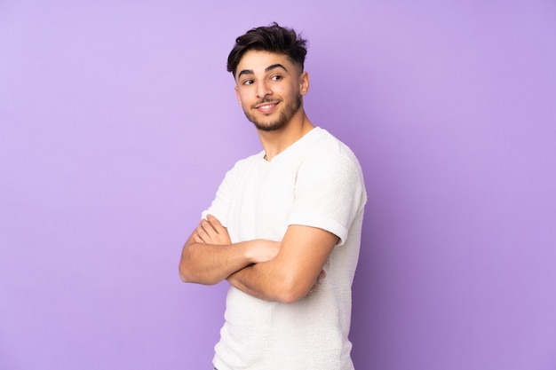 bel homme sur isolé regardant sur le côté et souriant