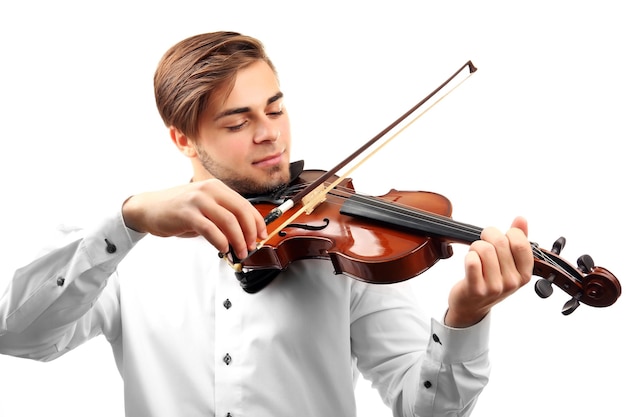 Bel homme joue du violon isolé sur fond blanc gros plan